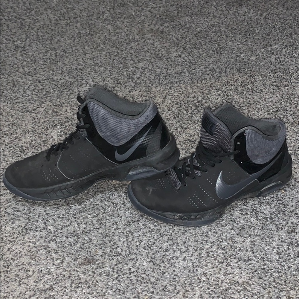 Black nike basketball shoes